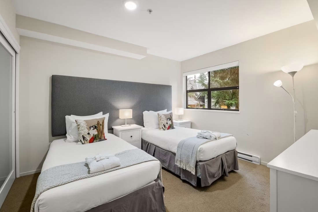 Pinnacle Ridge 42, Whistler, Blackcomb, twin bedroom